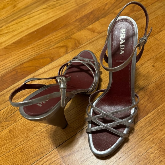 Prada Metallic Ankle Strap Heel - Silver shoes with crossed straps - Picture 13 of 16
